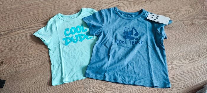 Lot 2 t-shirt neuf taille 18-23 mois