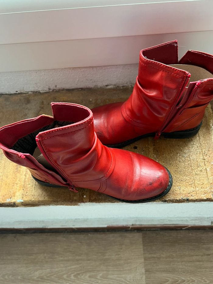 Bottines rouges aspect vieillis