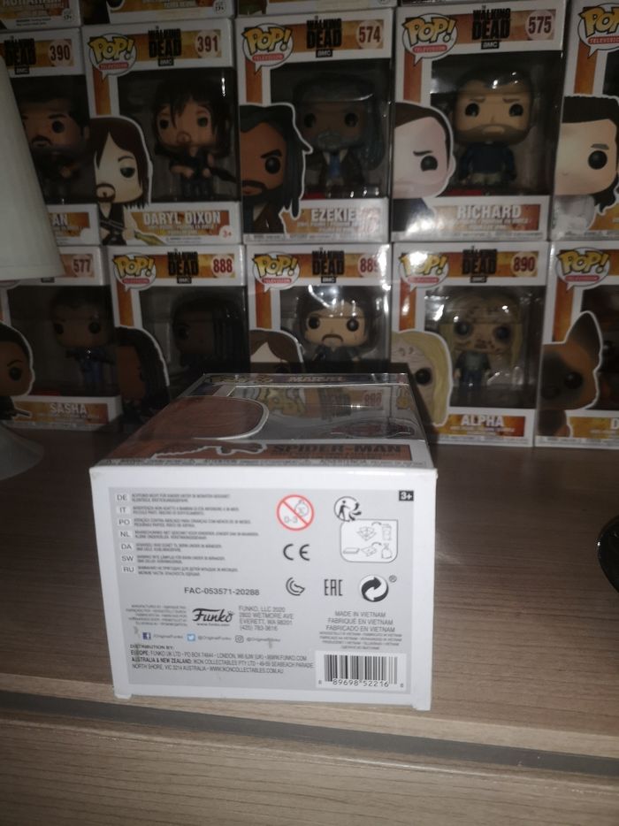 Funko pop Marvel Spider-man 719 special edition + boîte de protection souple - photo numéro 6