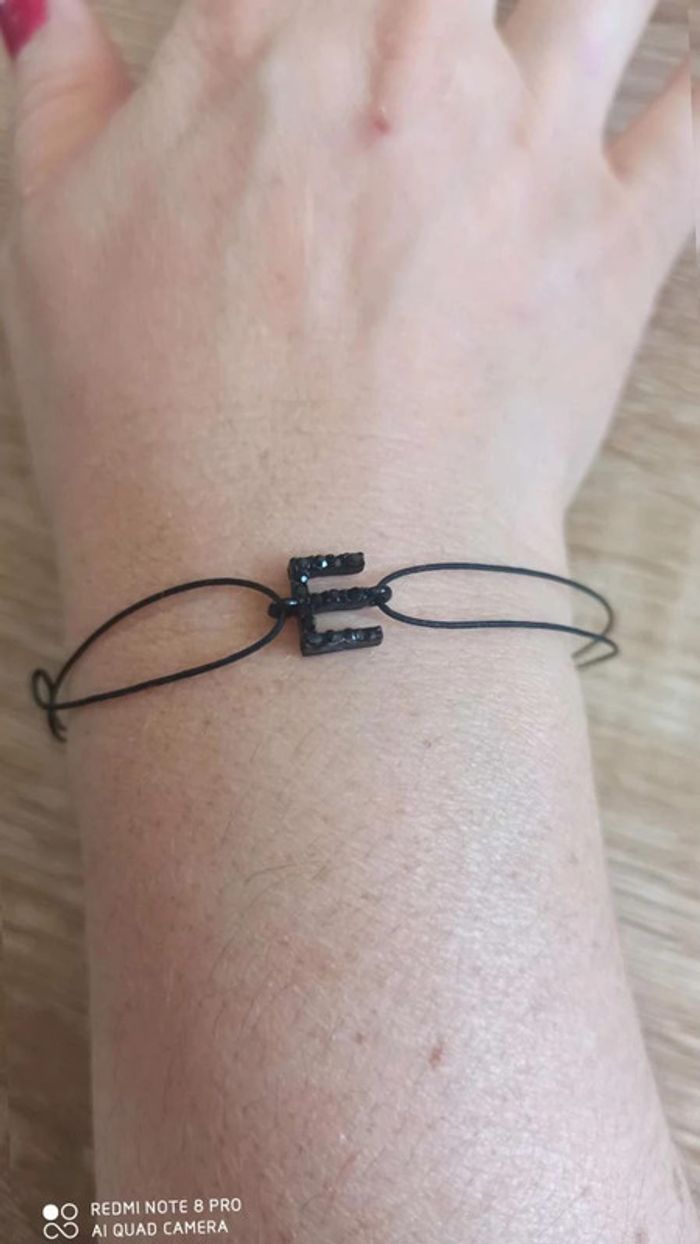 Bracelet noir lettre e