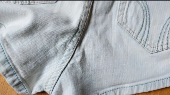 Short jeans effet délavé Hollister w27 - photo numéro 4