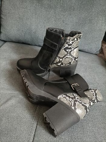 Bottines noires effet serpent