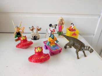 Lot de figurines Mc Donald's 
Barbie 1991
Asterix
Dingo Walt Disney World 25 ème anniversaire
Pongo 101 dalmatiens 
Dinosaure
Génie Aladdin
Siamois la belle et le clochard