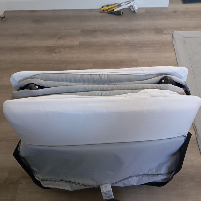 Lit parapluie babybjorn light argent très bon état comme neuf - photo numéro 3