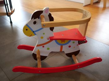 Cheval à bascule en bois avec arceau