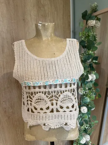 Top court en crochet femme