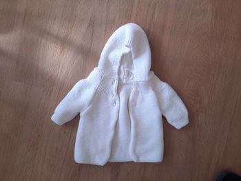 Gilet blanc à capuche bébé épais