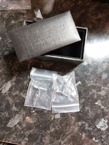 Lot de 2 boutons de manchettes en forme de violon neufs