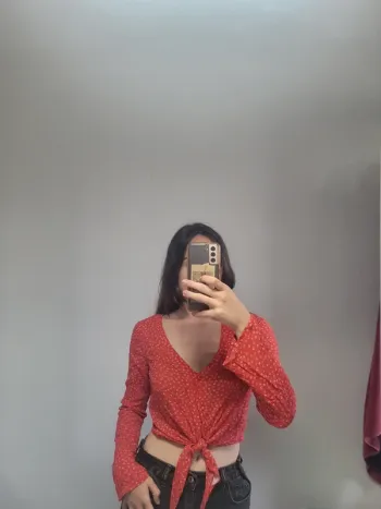 Petit haut rouge à fleurs Camaïeu avec des bandes à nouées