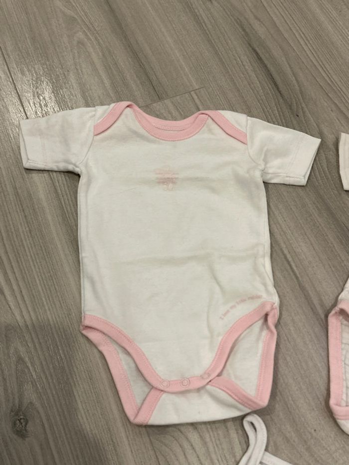 Lot de 4 bodies 3 mois tres bon état. - photo numéro 3