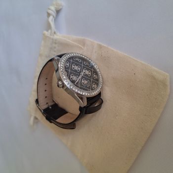 Montre femme en cuir vernis noir Guess