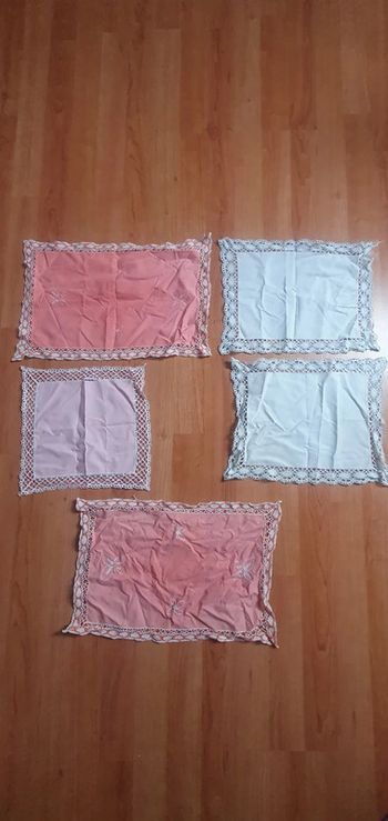 Lot de napperons vintage multicolores