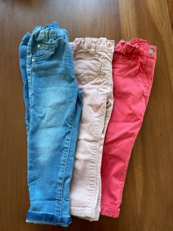 Lot de 3 jeans taille 2 ans très bon état.