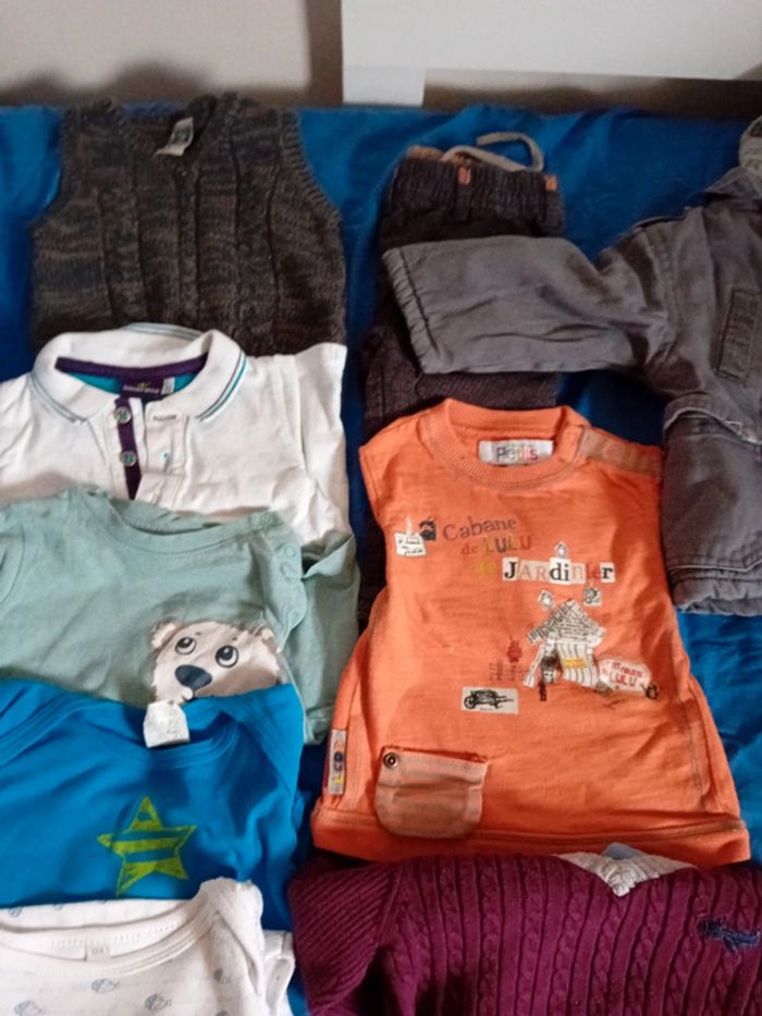 Lot bodies / manteaux / tshirt/ pull garçons 6 mois - photo numéro 3