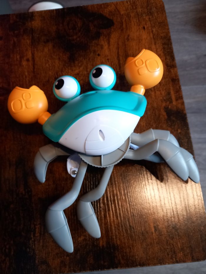 Crabe musical lumineux qui marche