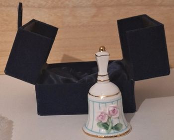 Cloche blanche en porcelaine dans son coffret en velours