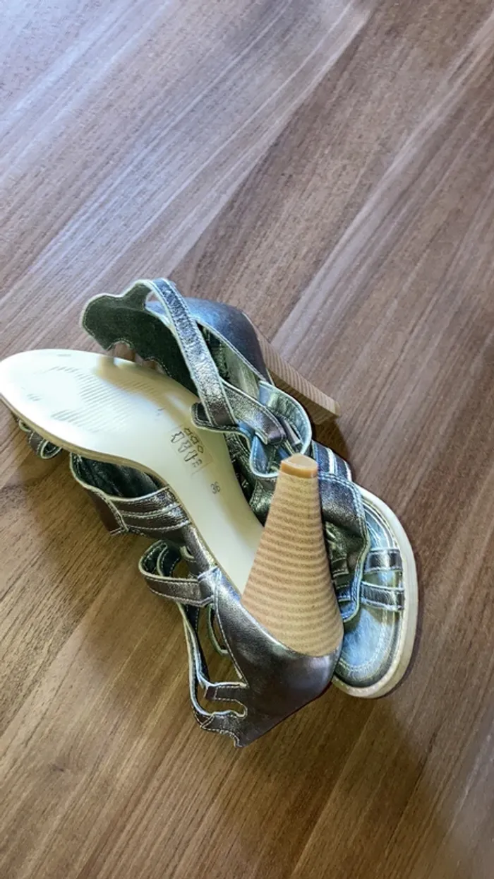 Chaussure à talon texto argenté 36 bon état - photo numéro 5