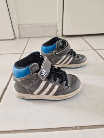 Baskets Adidas enfant taille 24
