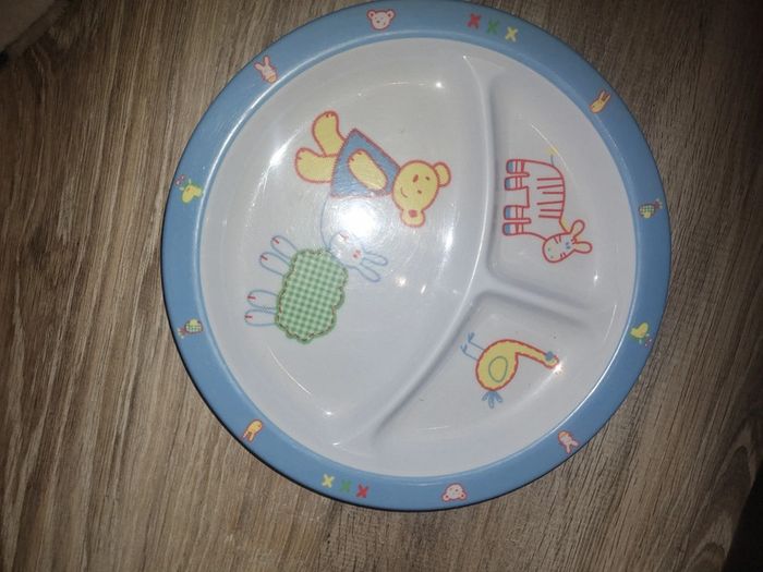 1 assiette en plastique ronde à compartiment