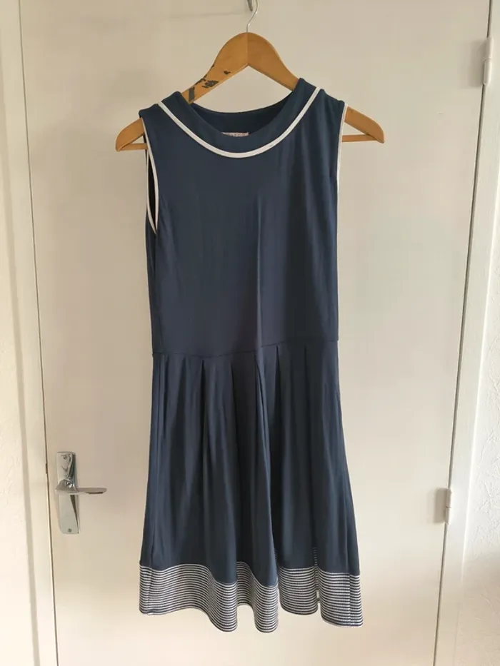 Robe bleu marine patineuse