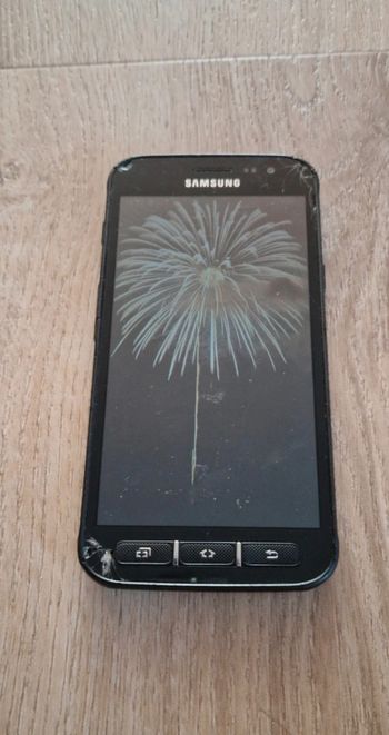 Samsung xcover 4 écran fissuré  fonctionne parfaitement