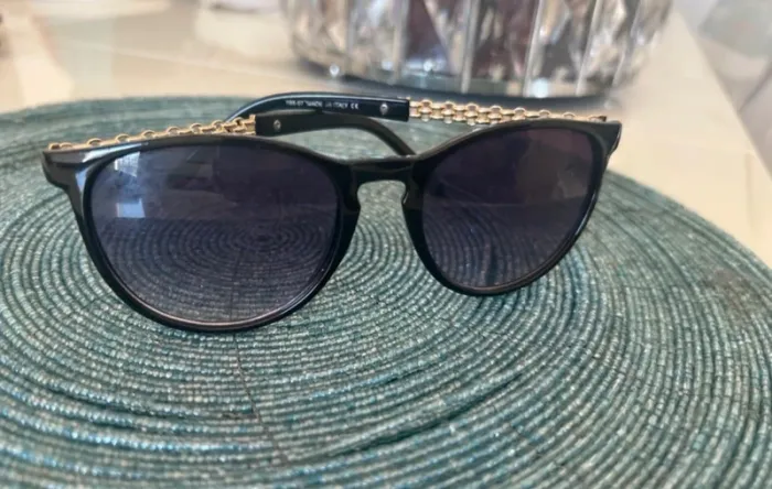 Lunettes de soleil, branche dorée femme Très bon état - photo numéro 4