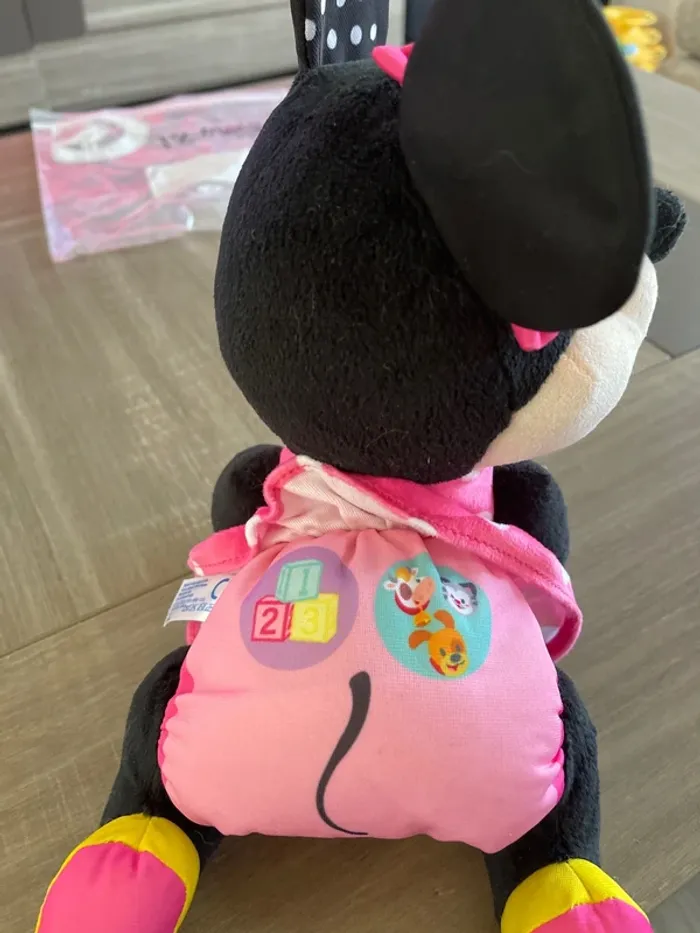 Minnie qui fait du 4 pattes - photo numéro 2