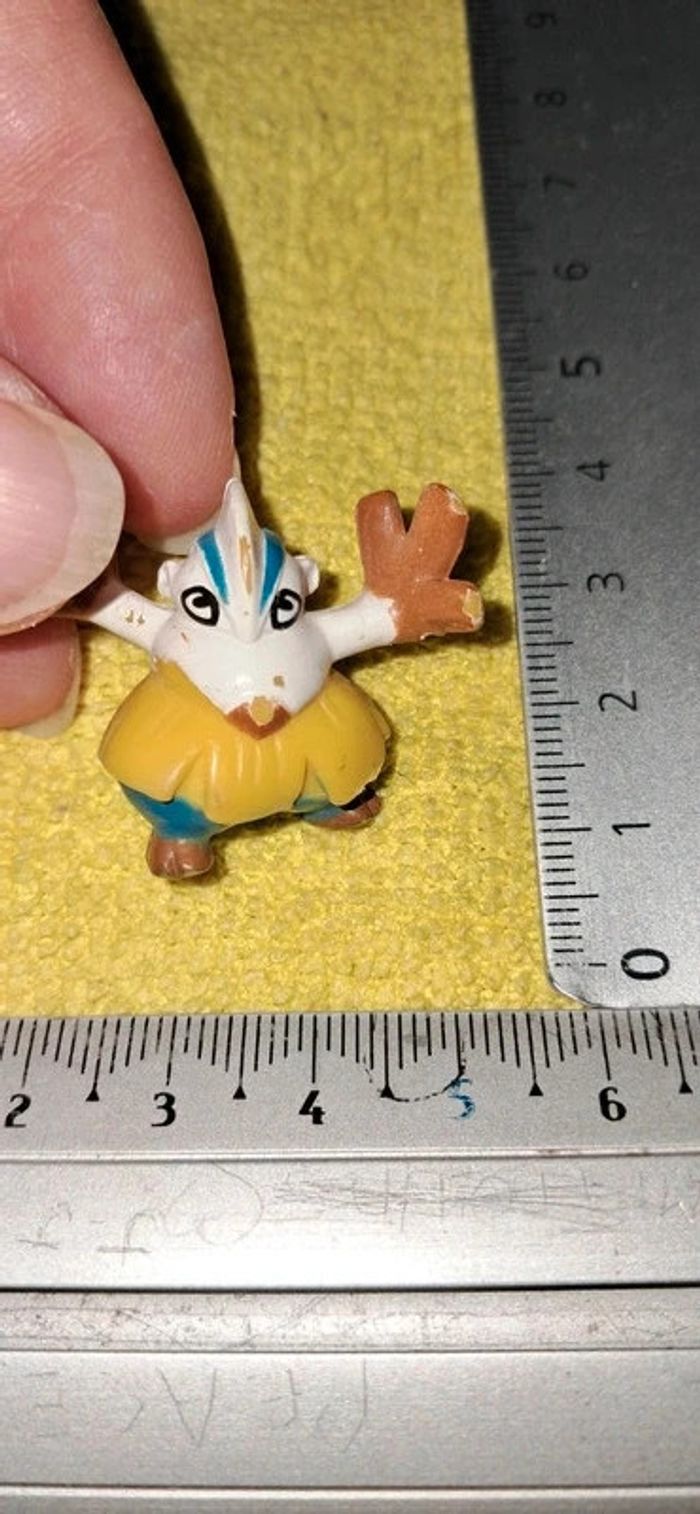 Pokemon figurine