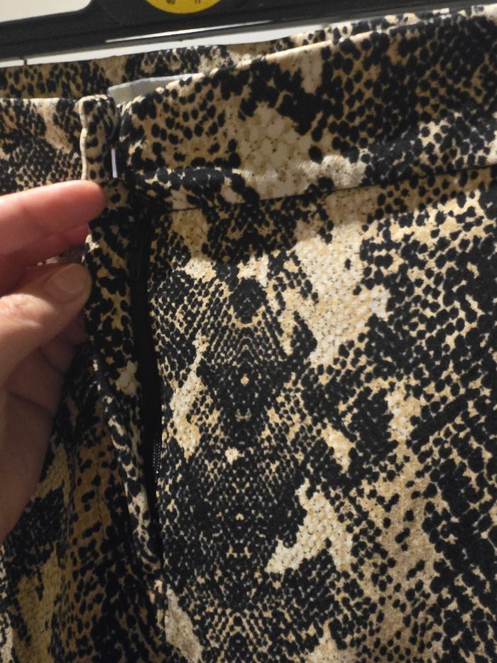 Pantalon droit noir/beige imprimé python T.44 Primark - photo numéro 4