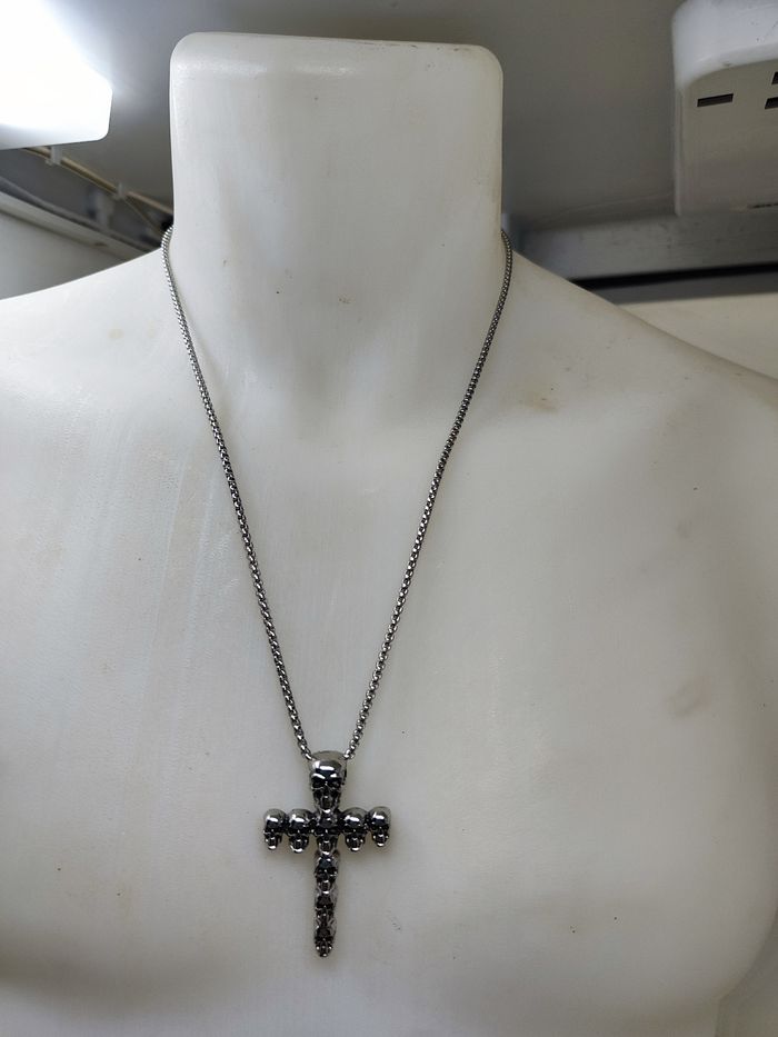 Superbe collier gothique en croix en acier