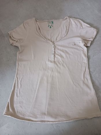 T-shirt beige taille M col V E