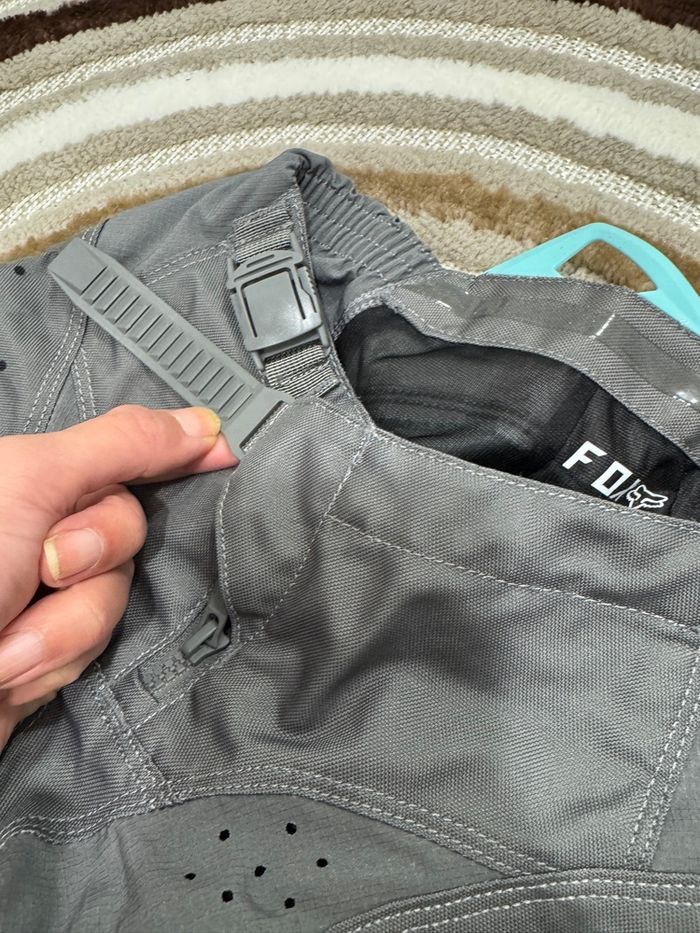 Pantalon motocross Fox Racing 180 taille 22Y bleu/gris/jaune fluo très bon état - photo numéro 3