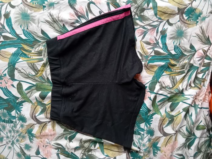 Short noir avec bandes roses - photo numéro 4