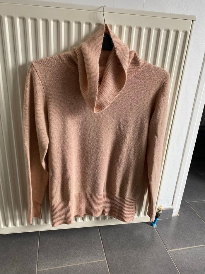 Pull col roulé avec  paillettes argentées