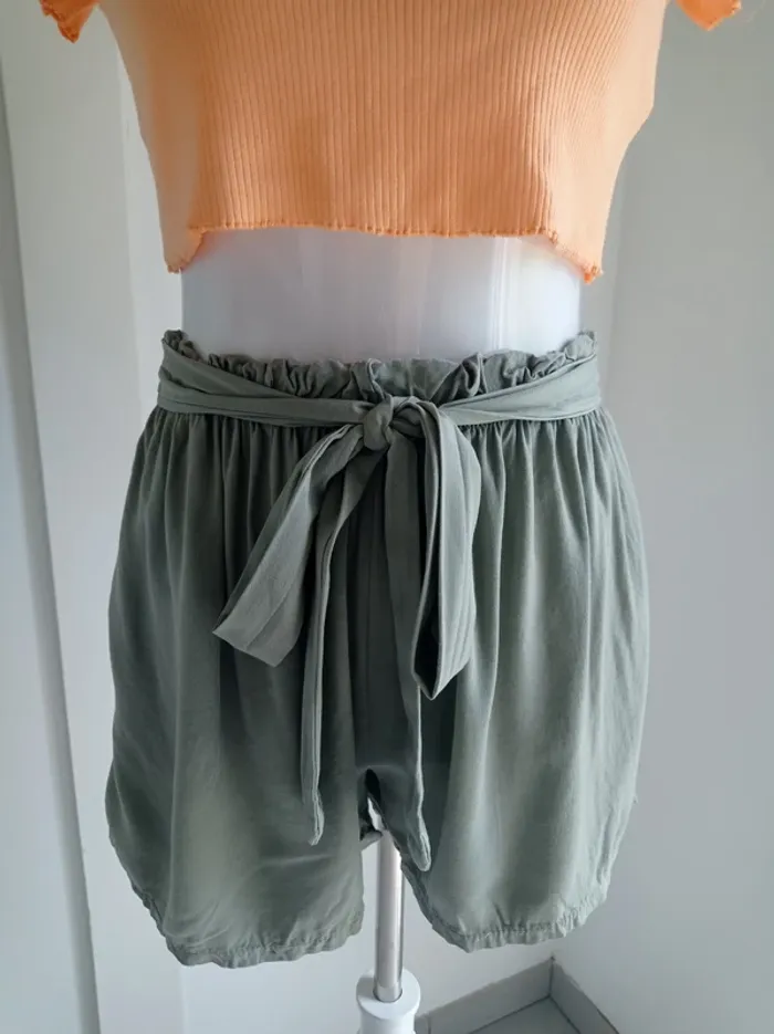 Short kaki style clou sur les côtés avec ceinture intégrée T.36/38 Miss culture Sud - photo numéro 3