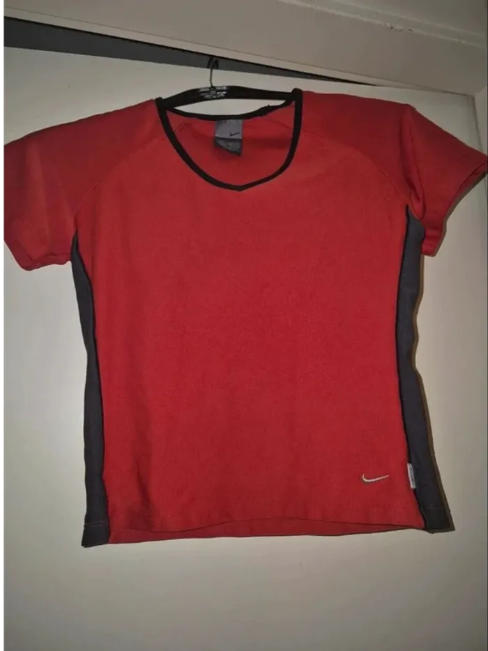 T-shirt  Nike rouge, taille M,  enfant,  excellent  état.
