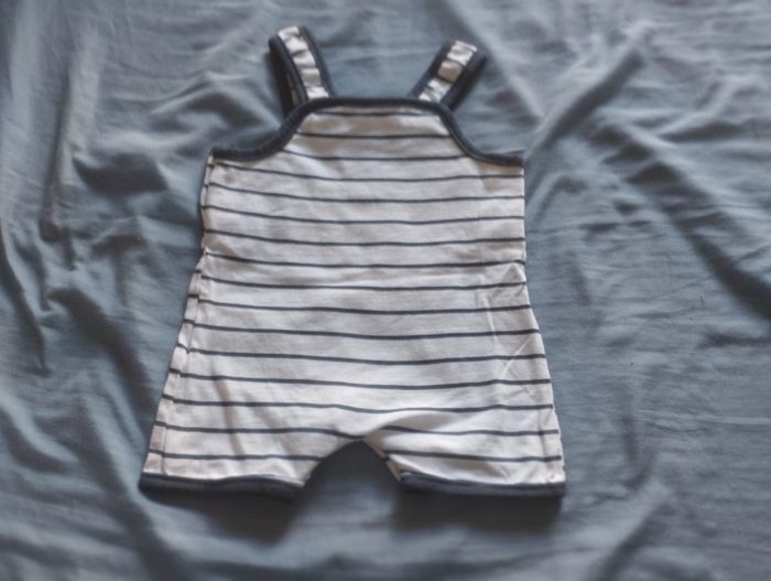 Barboteuse neuve taille 1 mois - photo numéro 2