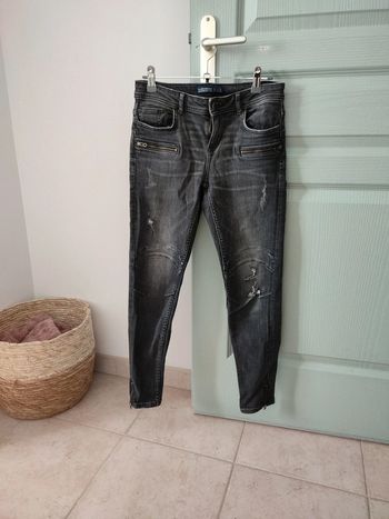 Jean slim style motard gris froncé