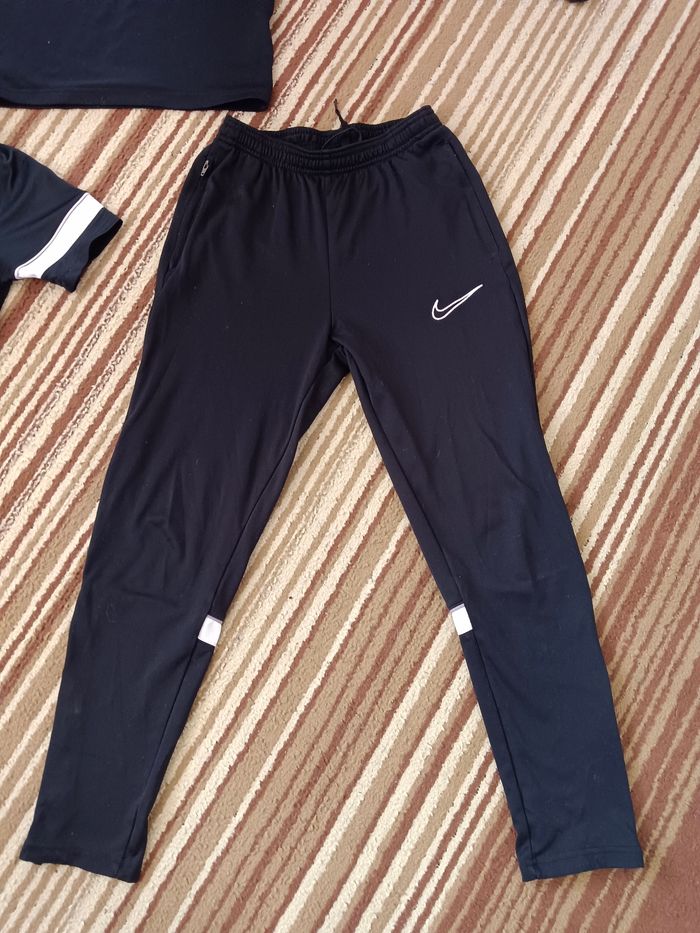 Ensemble Nike Dri fit 10/11 ans - photo numéro 2