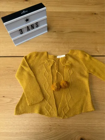 Gilet jaune moutarde avec deux pompons - Taille 2/3 Ans