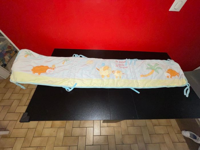 Tour de lit velours bleu et jaune motif animaux – bon état