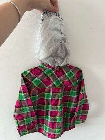 Chemise à carreaux et capuche