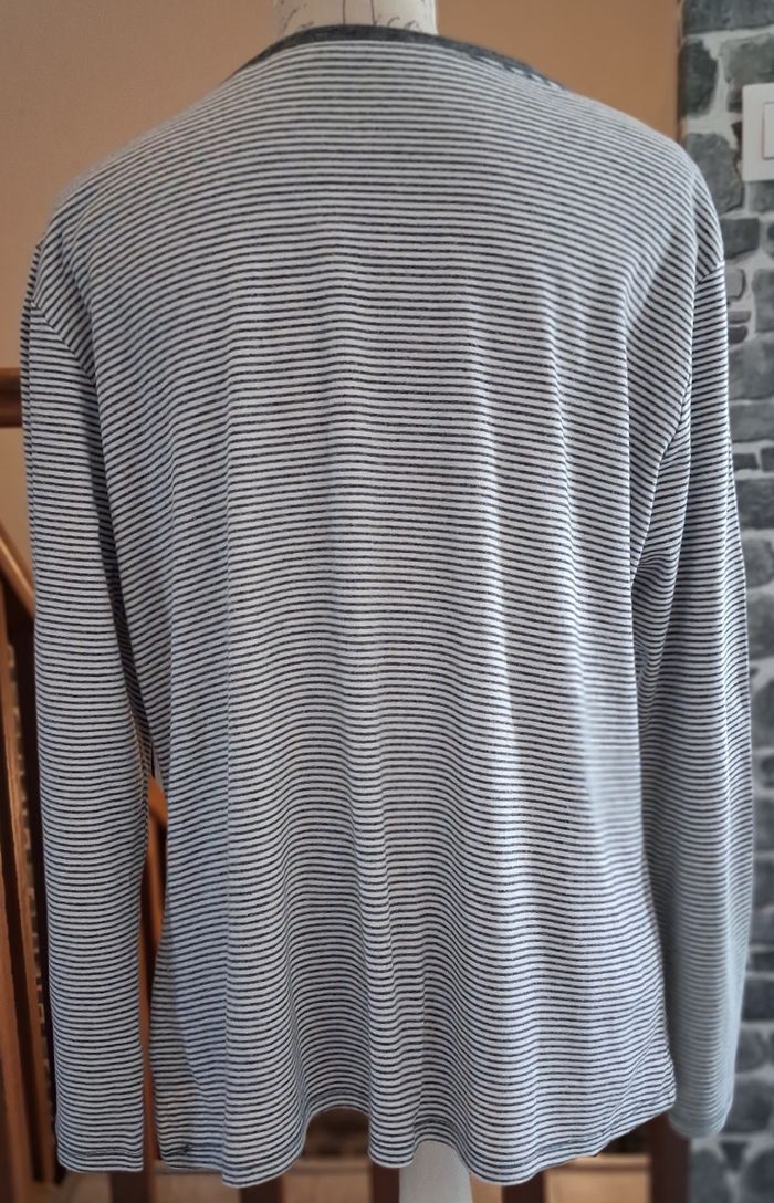 Pull fin rayé gris et blanc avec l'épaule boutonnée - photo numéro 5