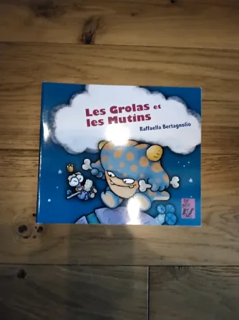Livre: Les grolas et les mutins.