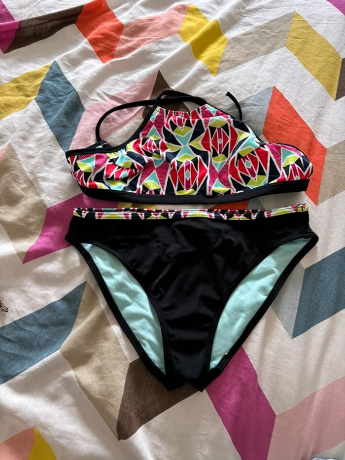 Maillot de bain deux pièces bas noir et haut multicolore