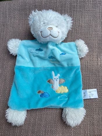 Doudou ours blanc avec carré bleu TEX