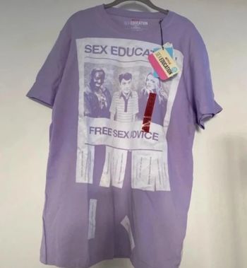 Tee shirt Pull & Bear taille M neuf  Référence série Netflix éducation