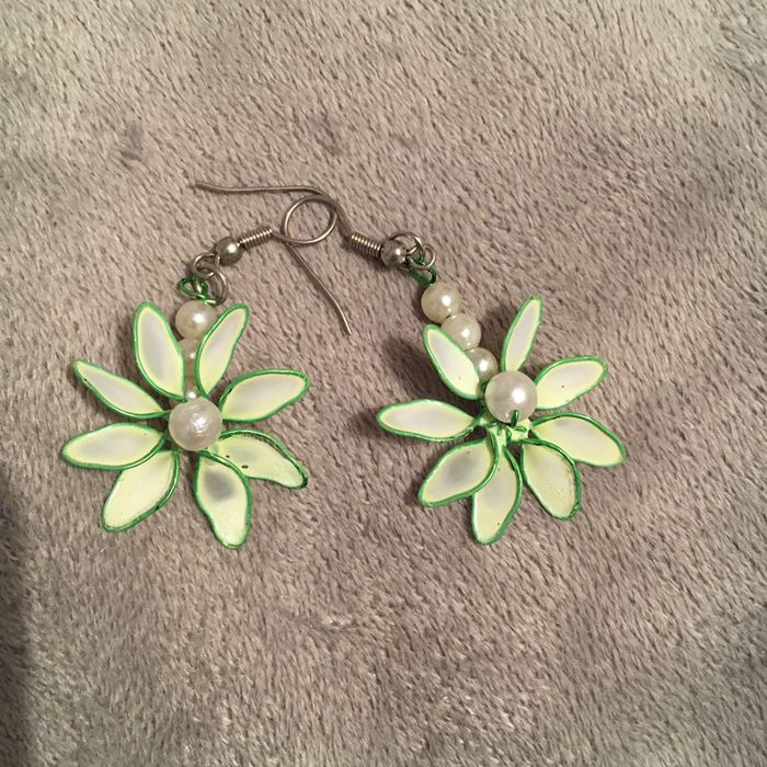 boucles d'oreilles pendantes fantaisie métal argenté fleurs vertes
