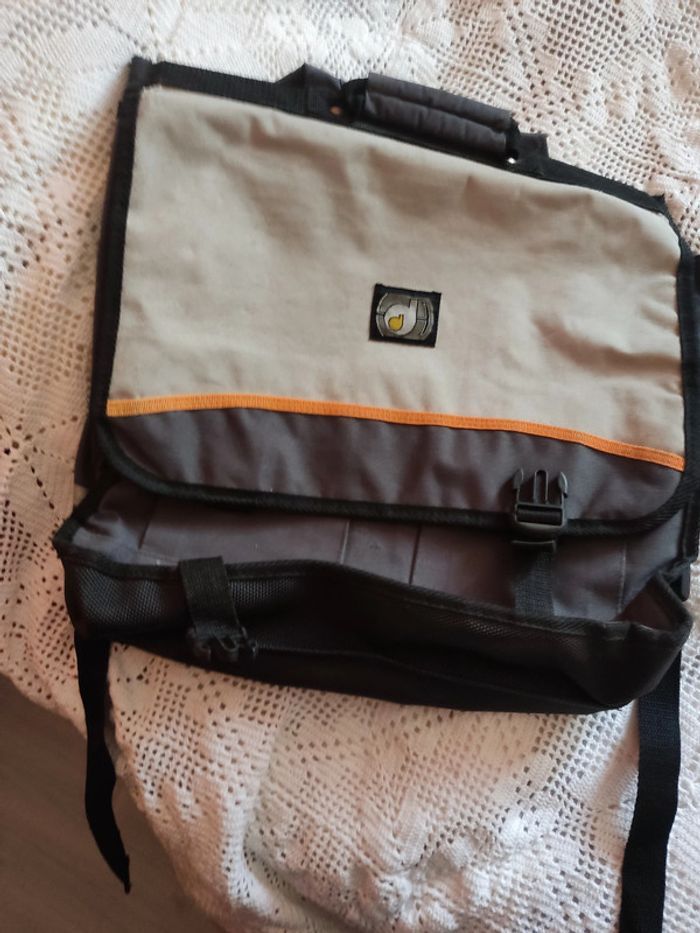 cartable gris et noir - photo numéro 2