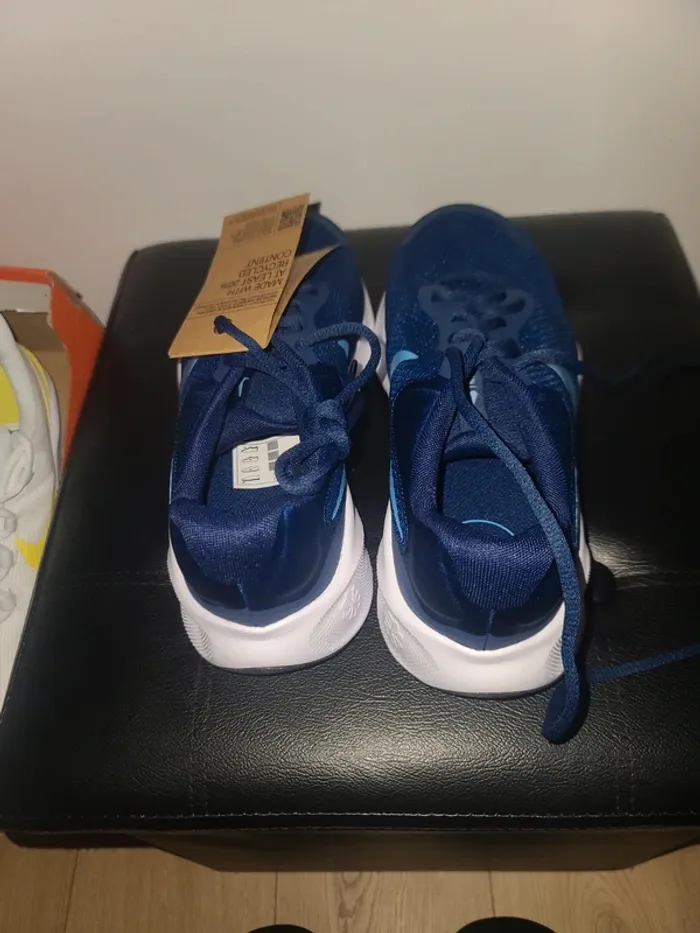 Nike revolution